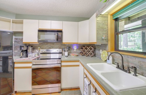 Mid America Cottage | Secluded Lake Hamilton Access: Hot Springs Home