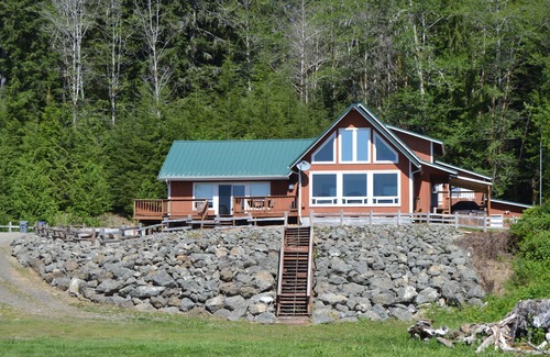 Amanda Park House | Secluded Lakefront, Private Low Bank Beach, Hot Tub, Dog Friendly, 3-5BRs