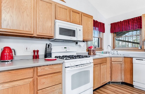 Rhinelander House | Secluded lakefront gem with breathtaking views & free WiFi - dogs welcome