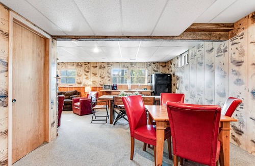 Rhinelander House | Secluded lakefront gem with breathtaking views & free WiFi - dogs welcome