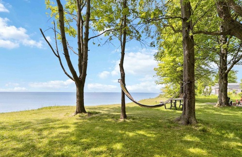 Lowbanks Cottage | Secluded Lakeview w/ hot tub & volleyball court