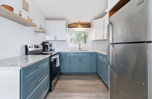 Lowbanks Cottage | Secluded Lakeview w/Hot Tub & Volleyball