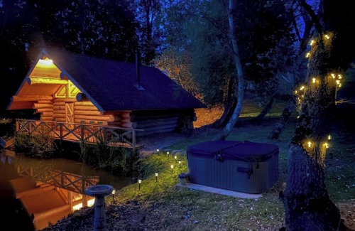 Bridport Cabin | Secluded Log Cabin/Hot Tub On Private Laken1km to Jurassic Coast Pet friendly.