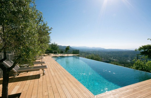 Tourrettes-sur-Loup Villa | Secluded luxury retreat 10 mins to St Paul de Vence, breathtaking sea views