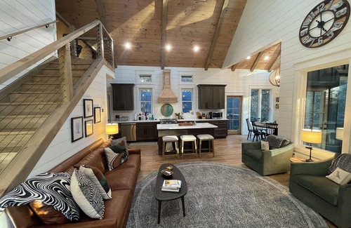 Ellijay Cabin | Secluded Luxury 4-bedroom, 3.5 Bath, Creek House Cabin in Ellijay