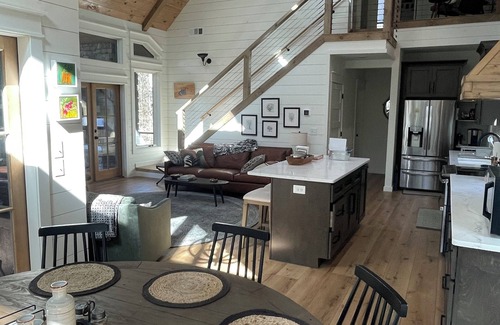 Ellijay Cabin | Secluded Luxury 4-bedroom, 3.5 Bath, Creek House Cabin in Ellijay