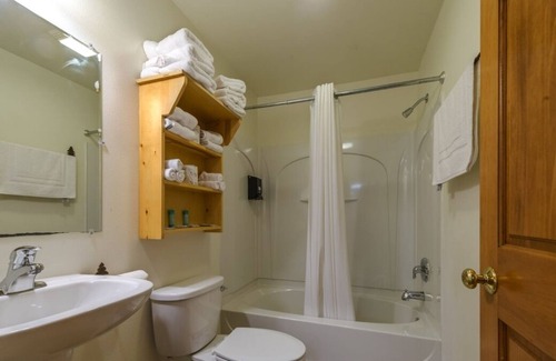 Warrens House | Secluded Luxury at Wisconsin! Perfect for Spending Quality Time with The Family