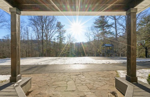 Skyland House | Secluded Luxury Home with Pool and Hot Tub in ASHEVILLE 15 min to Downtown