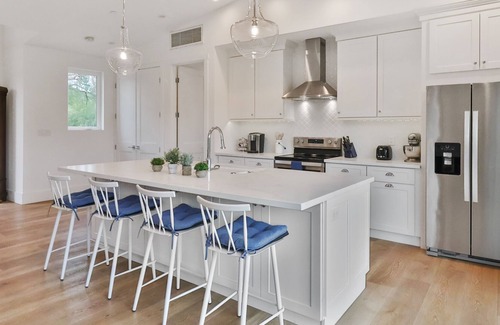Thousand Oaks House | Secluded Modern Farmhouse conveniently located