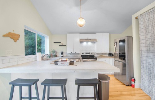 Marshall Cabin | Secluded modern cabin, short walk to town, river & brewery. <25 min to Asheville