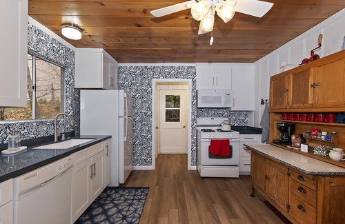 Arrowhead Villas Cabin | Secluded Mountain Getaway -Newly Renovated Lake View Cabin