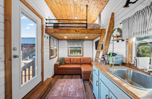 Vonore Cabin | Secluded Mountain Getaway - 1 Cozy Tiny Home with SPECTACULAR views