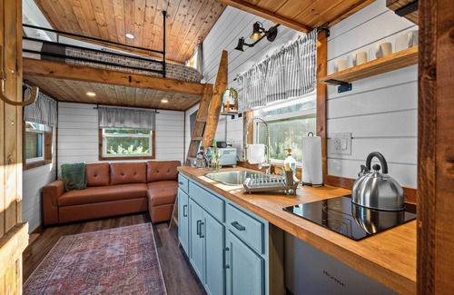 Vonore Cabin | Secluded Mountain Getaway - 1 Cozy Tiny Home with SPECTACULAR views
