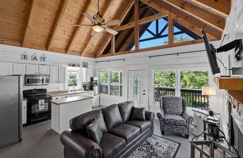 Sevierville Cabin | Secluded Mountain View Cabin w Private Lake Access