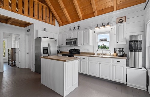 Sevierville Cabin | Secluded Mountain View Cabin w Private Lake Access