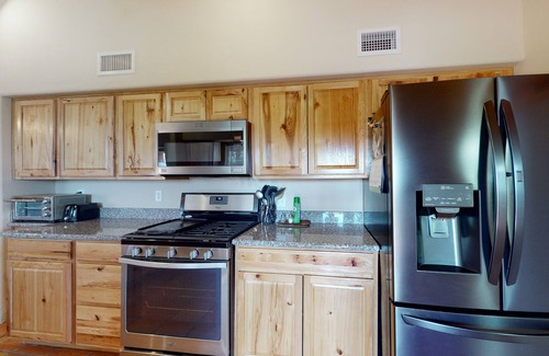 Tucson House | Secluded mountain-view haven with pool, pool spa, office, AC, & WiFi - near town
