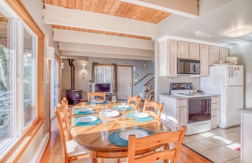 Neahkahnie Beach House | Secluded Nature-lover’s Delight Above Manzanita Has King Suite