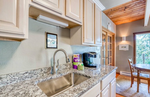 Neahkahnie Beach House | Secluded Nature-lover’s Delight Above Manzanita Has King Suite