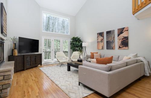 Fairview House | Secluded oasis in Asheville! GAME room MOVIE theater HOT tub - 20 min to Biltmore!