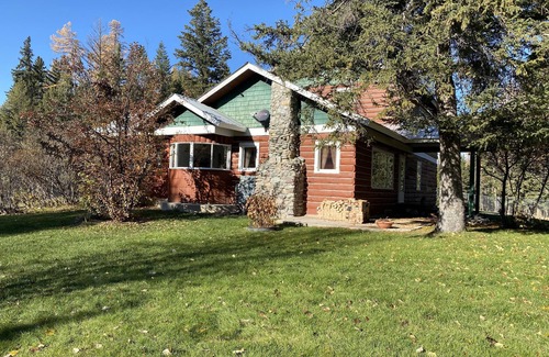 Fortine Cabin | Secluded Outdoorsman's Paradise: Entire Rocky Mountain Luxury Log Cabin Home