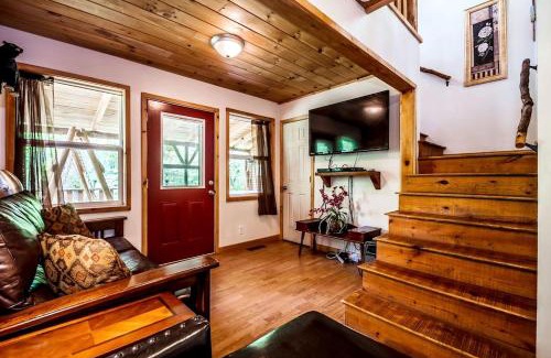Helen House | Secluded Pet Friendly Wooden Cabin with Sauna, Hot-tub and Pool Table in Cleveland, Georgia