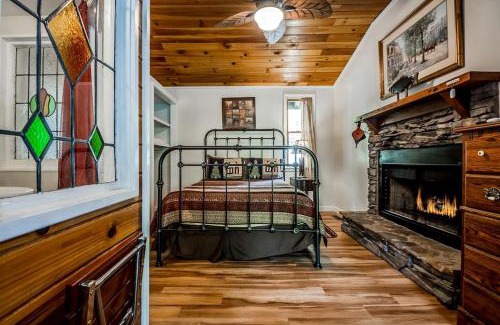 Helen House | Secluded Pet Friendly Wooden Cabin with Sauna, Hot-tub and Pool Table in Cleveland, Georgia