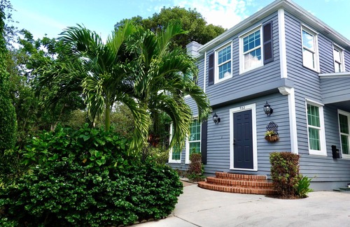 Poiciana Park II House | Secluded. Private 3 Bedroom + Enclosed Den. Large Tropical Yard + OutdoorKitchen