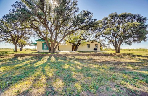 Odessa Cottage | Secluded Ranch w/Courtyard ~ 4 Mi to Odessa!