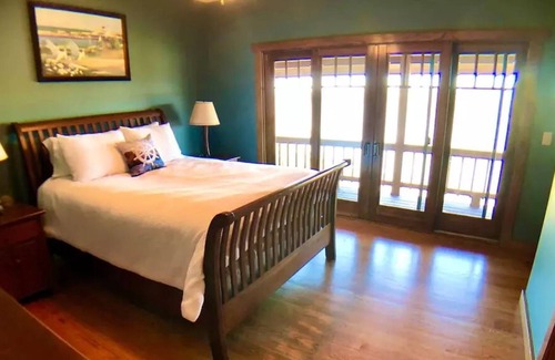 Golden House | Secluded retreat on bluff overlooking Table Rock Lake