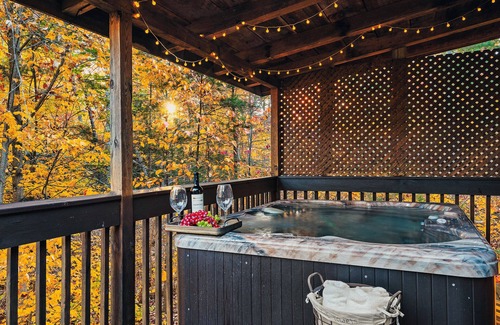 Gatlinburg - Pigeon Forge Cabin | Secluded Romance, Hot Tub, Fireplace, Jacuzzi, Honeymoons