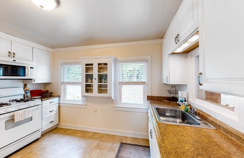 Queensbury Cottage | Secluded, romantic cottage with stunning views of the Hudson River