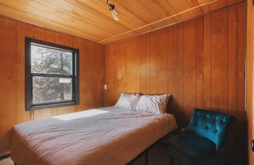 Dunlap House | Secluded rustic 3-bedroom cabin on private land