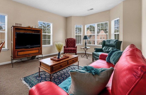 Red Hill Condo | Secluded Rustic Retreat 2BR 2BA Villa Short Drive to Beach