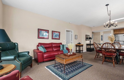 Red Hill Condo | Secluded Rustic Retreat 2BR 2BA Villa Short Drive to Beach