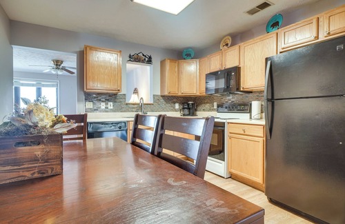 Sevierville Condo | Secluded Sevierville Condo w/Hot Tub + Mtn Views!