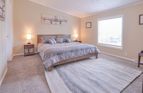 Emerado House | Secluded, Spacious 3Bd 2Ba 3/4 Acre, 13min to UND, <1mi Grand Forks AFB,