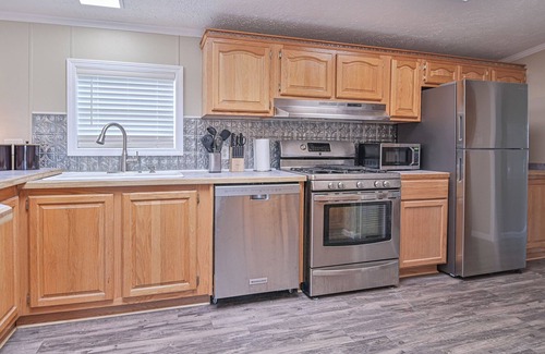 Emerado House | Secluded, Spacious 3Bd 2Ba 3/4 Acre, 13min to UND, <1mi Grand Forks AFB,