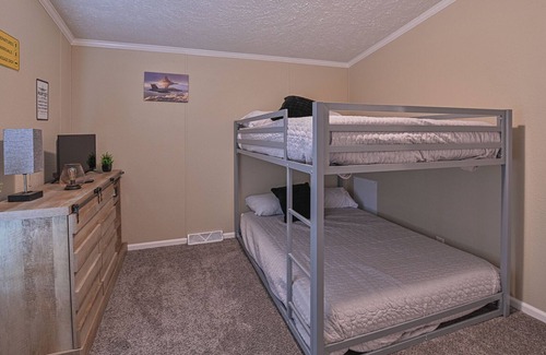 Emerado House | Secluded, Spacious 3Bd 2Ba 3/4 Acre, 13min to UND, <1mi Grand Forks AFB,