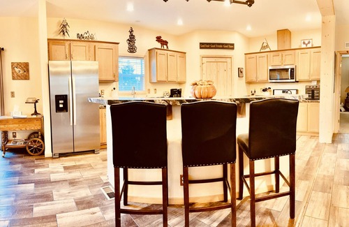 Florissant House | Secluded Spacious Mountain Cabin w/Hot Tub, A/C, Big Kitchen on 4 Wooded Acres