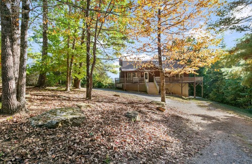 Hendersonville Cabin | Secluded Wood Cabin-Amazing Mtn Views, Hot Tub, WiFi