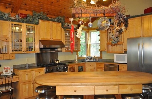 The Galena Territory House | Secluded Wooded Retreat 6- BR, W/Pond, Hot Tub, Sleeps 12+!