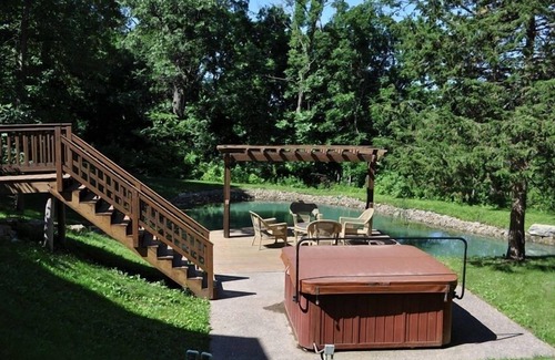 The Galena Territory House | Secluded Wooded Retreat 6- BR, W/Pond, Hot Tub, Sleeps 12+!