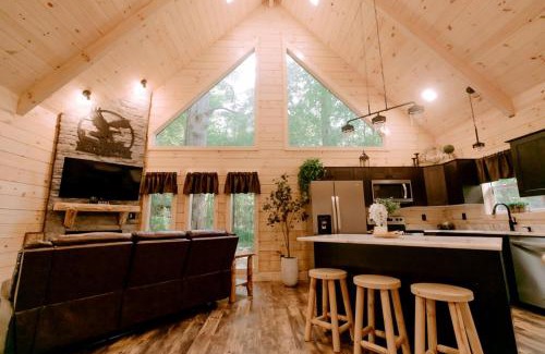 Mannsville House | Secluded Wooden Cabin with Fire Pit, Barbecue and Hot-tub in Campbellsville, Kentucky