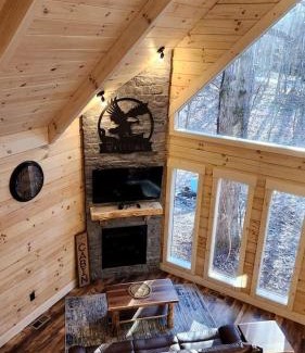 Mannsville House | Secluded Wooden Cabin with Fire Pit, Barbecue and Hot-tub in Campbellsville, Kentucky