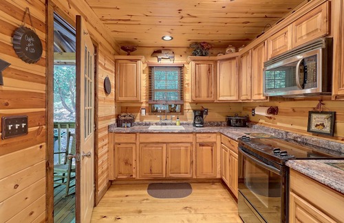 Sautee Nacoochee Cabin | Secluded woodland cabin w/hot tub, firepit & fireplace