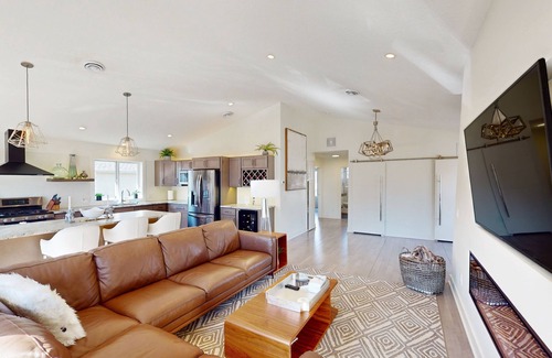 Bottineau House | Second-floor downtown home with fireplace, streaming, washer/dryer, & AC