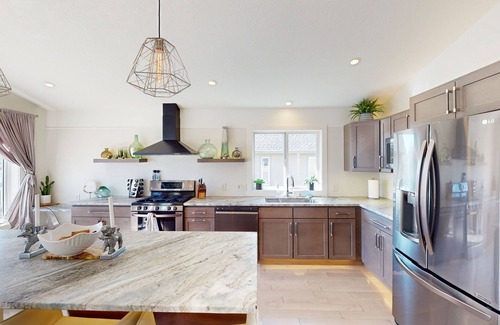 Bottineau House | Second-floor downtown home with fireplace, streaming, washer/dryer, & AC