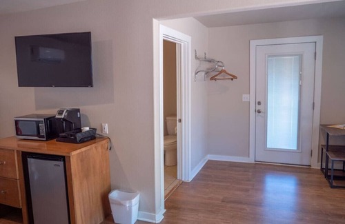 Kerrville Cabin | Second Story River View Deluxe King Suite #7