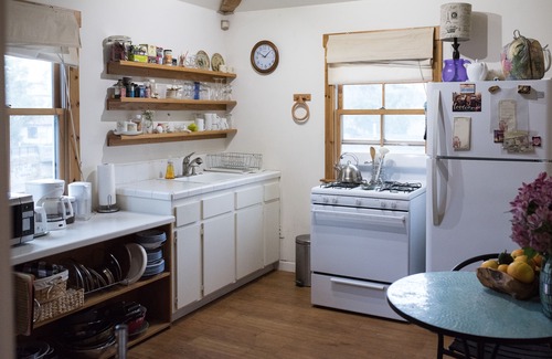 Lower State Apartment | Second story studio 1 1/2 blocks to beach
