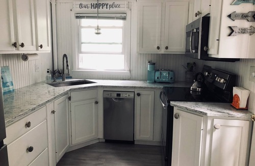 Frankfort Cottage | Secret Garden Cottage steps from Lake Michigan beach